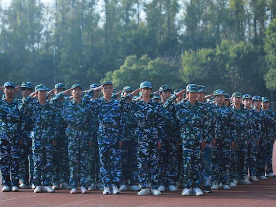 我院举行2024级新生军训会操暨开学典礼
